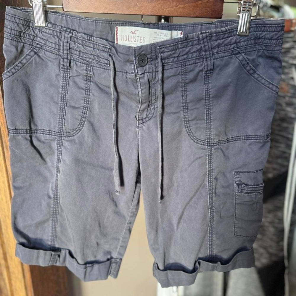 Legit Y2K vintage Bermuda Grey Hollister shorts with a stretch fit‎ size 5